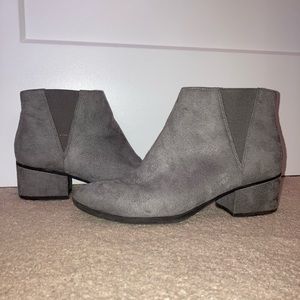 ⚡️dr. scholl’s grey suede booties!⚡️
-size 8.5 womens